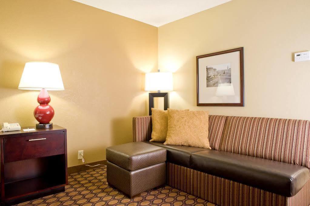 Hampton Inn Старквилл Экстерьер фото