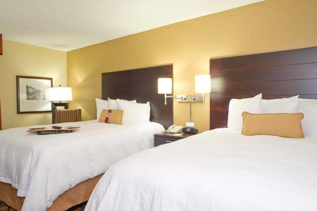 Hampton Inn Старквилл Экстерьер фото